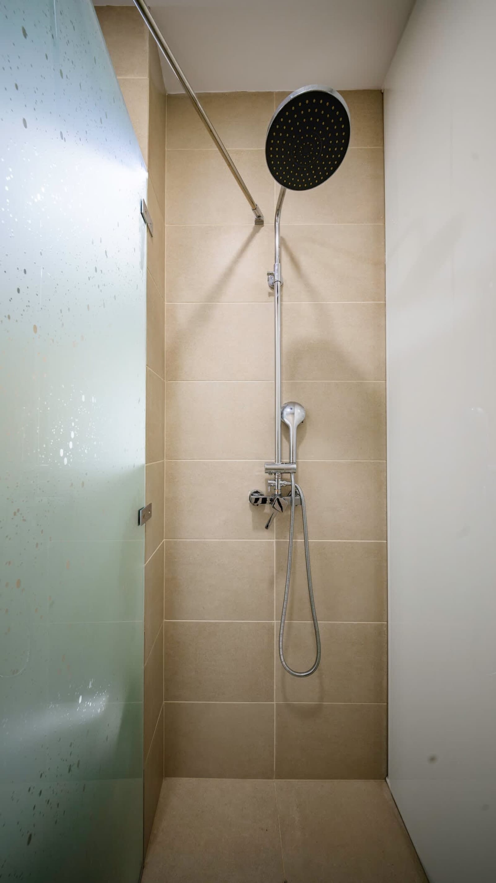 Modern &amp; Spacious Stay - Photo 21