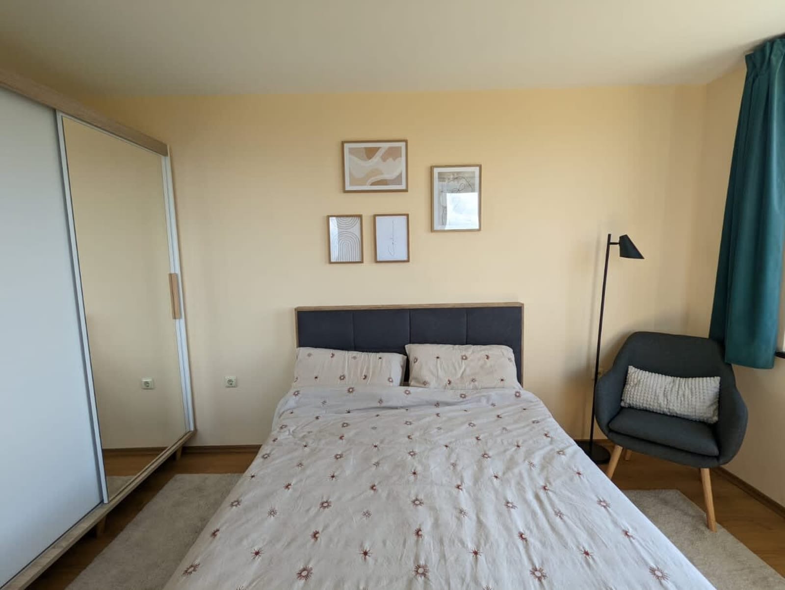 Stylish 2BD Apartment with Panoramic Mountain View - Photo 9