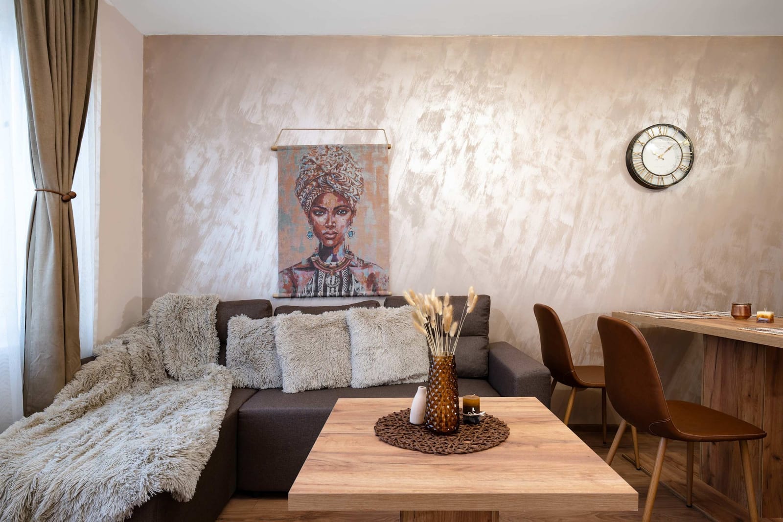 Warm &amp; Spacious Stay with Balcony - Photo 6