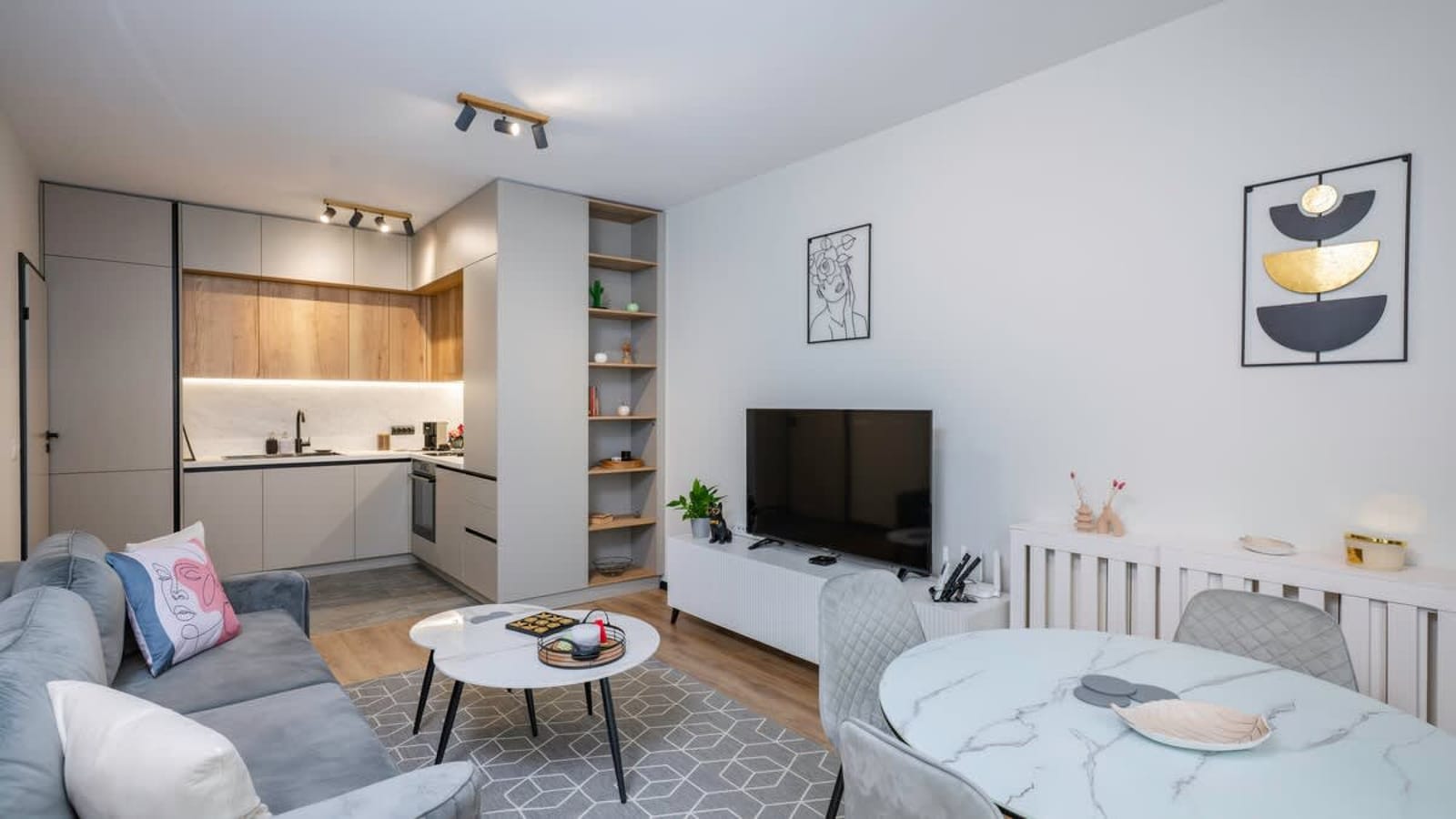 Fresh &amp; Modern Apartment with Balcony - Photo 7