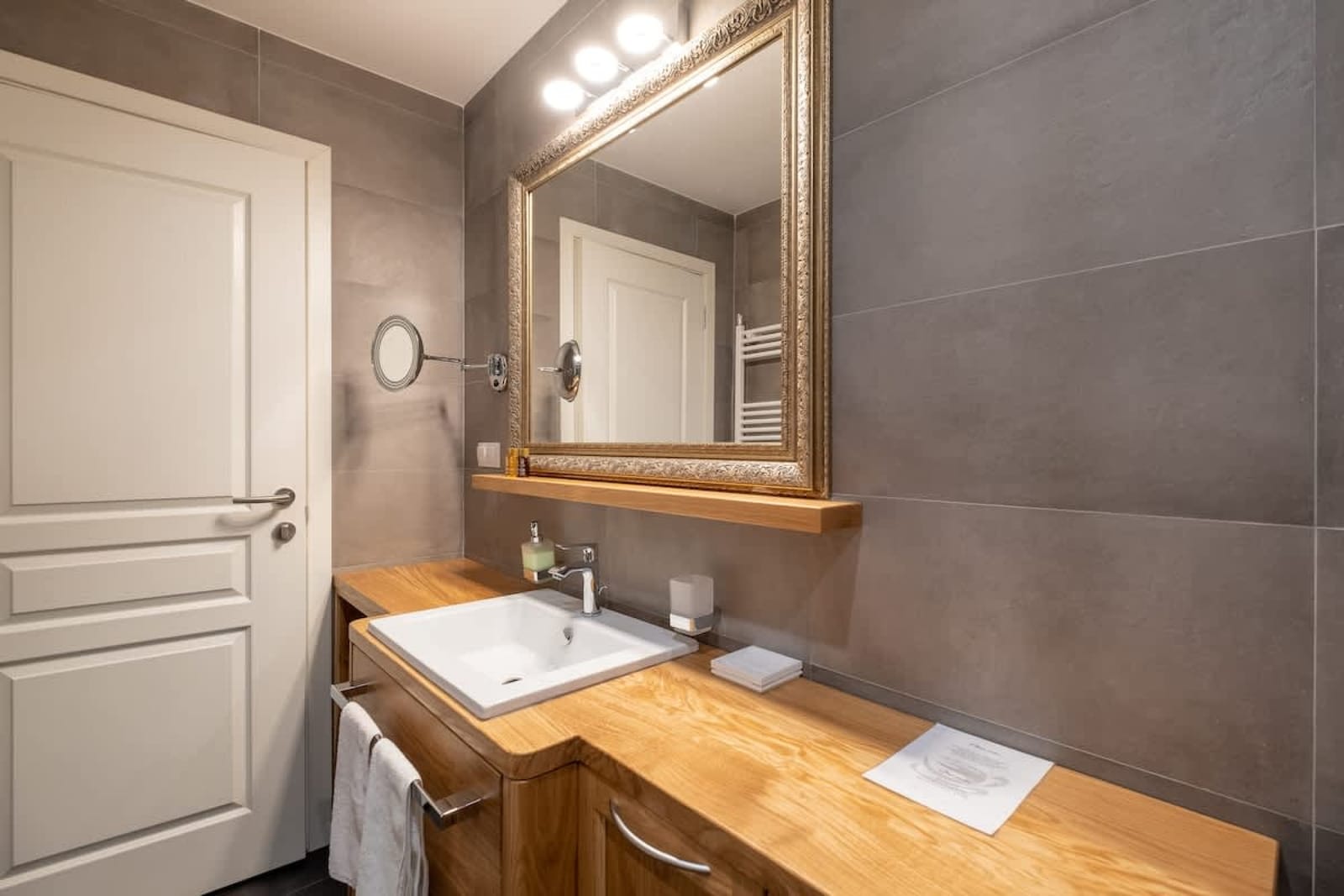 High-end Designer 2BR Aprt + Lift&amp;Balconies - Photo 45