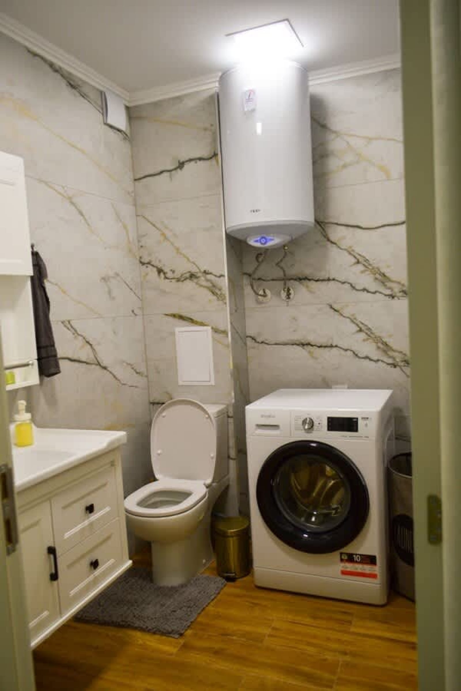 City Center Charm: 2BR Apartment - Photo 28