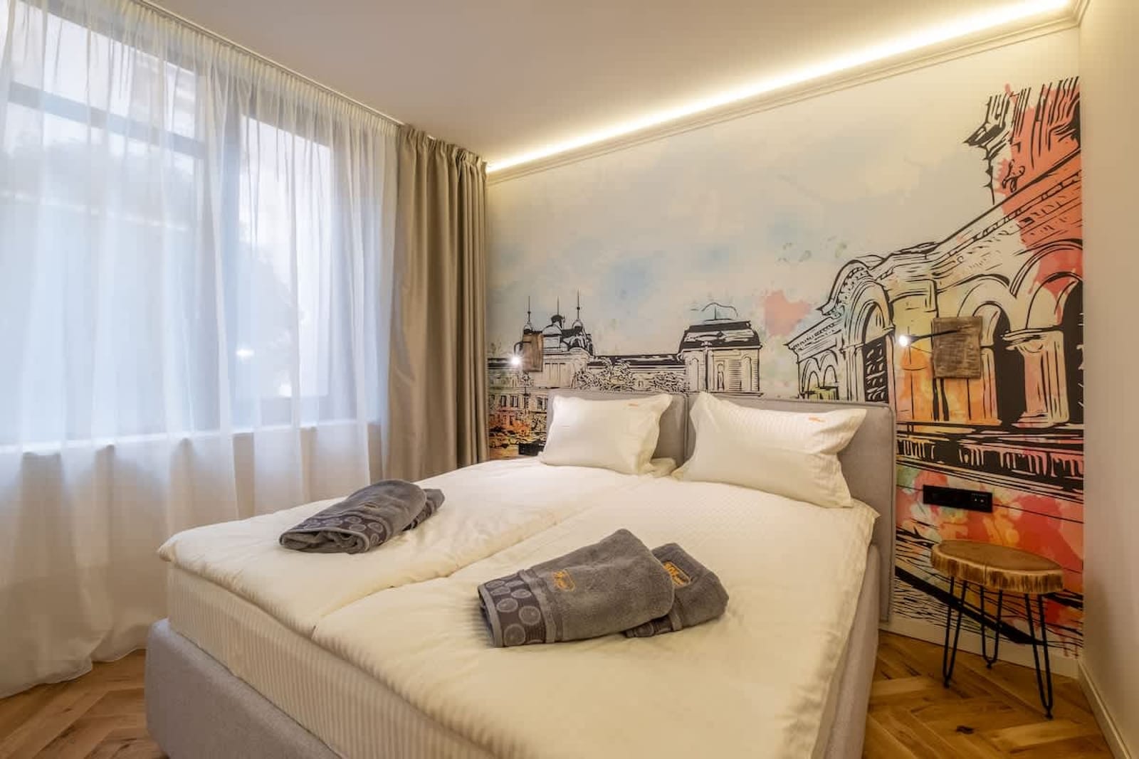 SOFapart Boutique Apt with 3 BDR + 2 BTH &amp; Parking - Photo 5