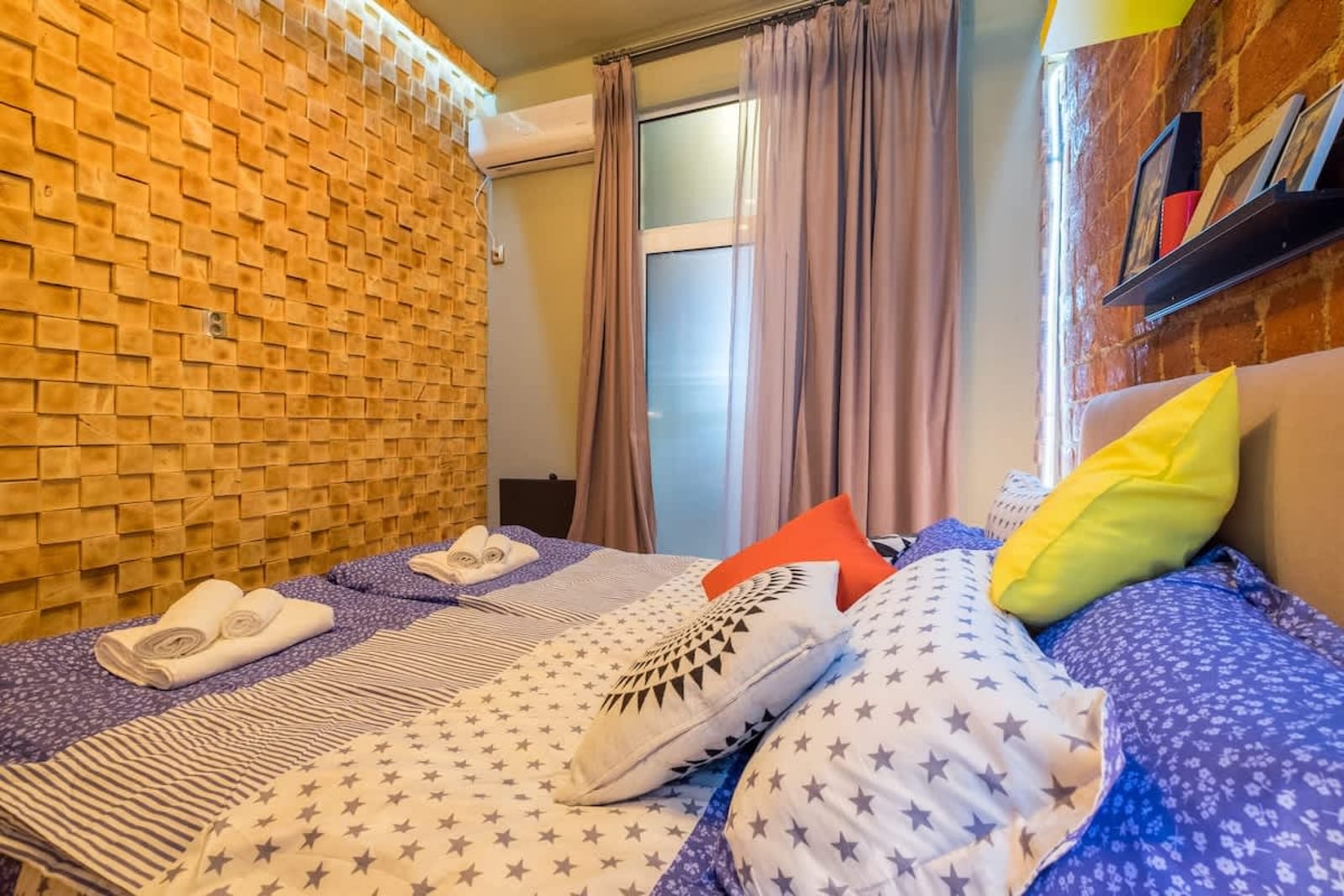 2 BDR &amp; 2 BTHR Funky Apartment / Supreme Location - Photo 6