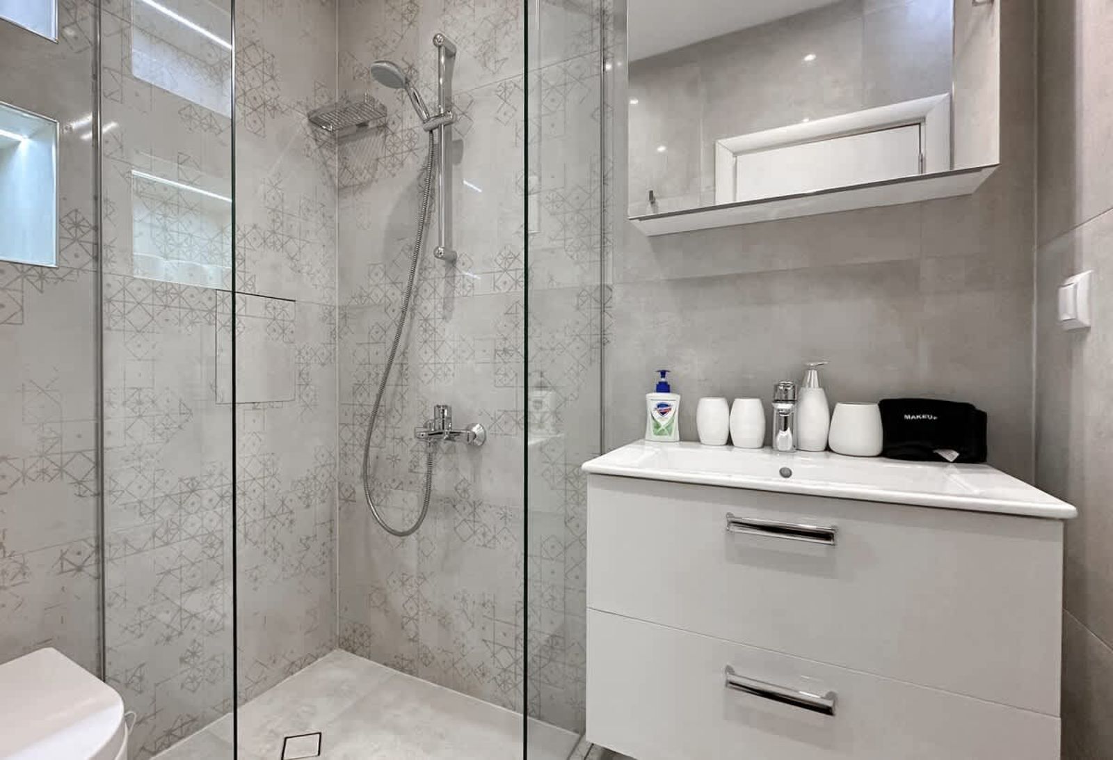 Bright 2BD Apartment with Balcony &amp; Mountain View - Photo 17