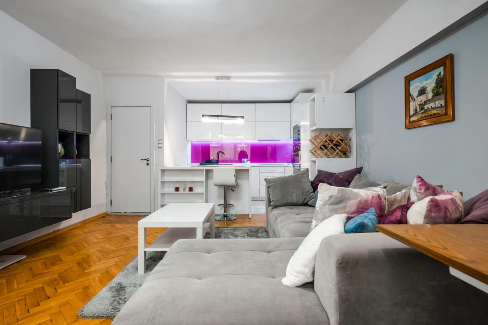 Bright &amp; Central 1BD Flat - Dedicated Work Space - Cover Photo