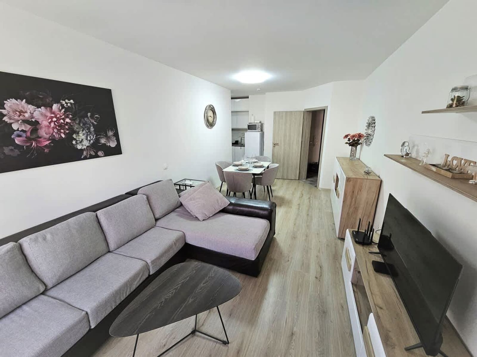 Cozy and Functional Business One-Bedroom Apartment - Photo 2