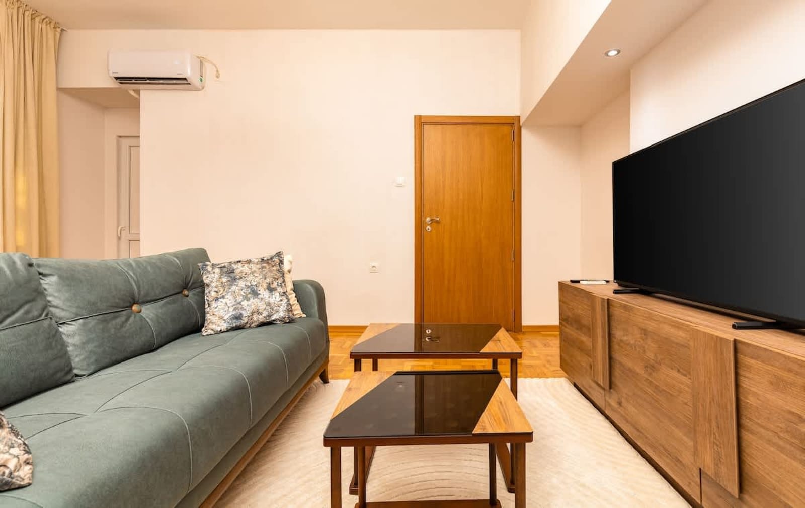 Bright Plovdiv Escape: Modern &amp; Cozy 1BD Apartment - Photo 3