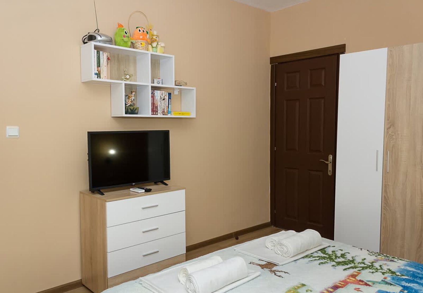 Beachside Haven: Charming 2BD near Golden Sands - Photo 9