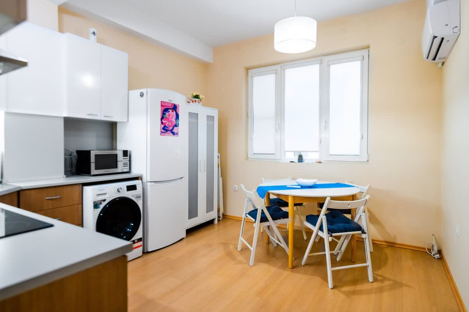 Sofia’s Best Area - Workspace+300 MBPS WiFi - Photo 2