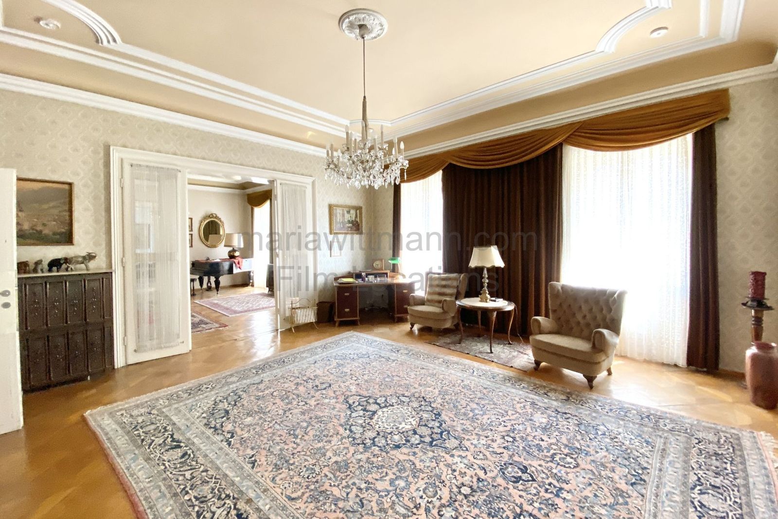Classic Grand Apartment with Connecting Period Drawing Rooms - Photo 10