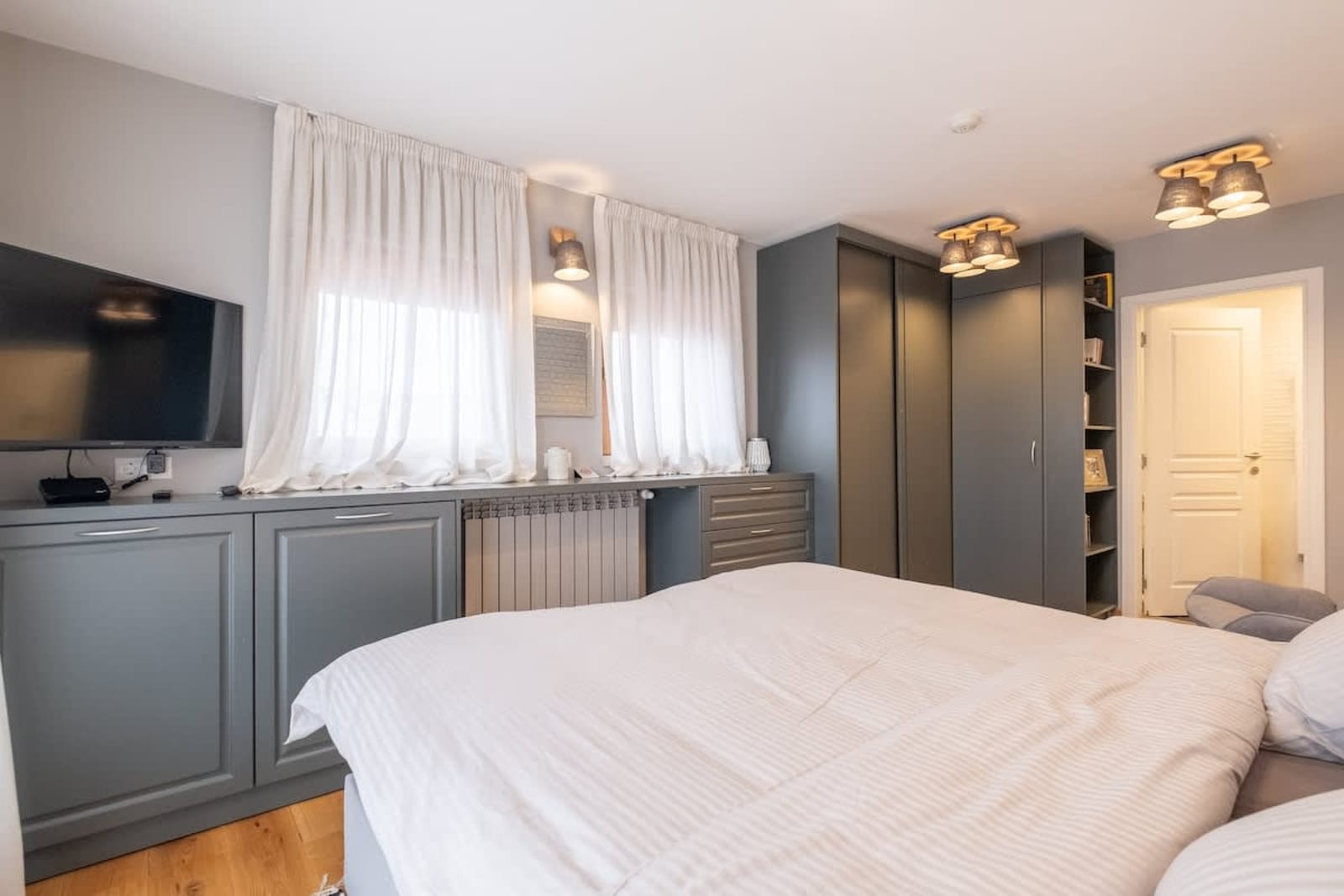 High-end Designer 2BR Aprt + Lift&amp;Balconies - Photo 32