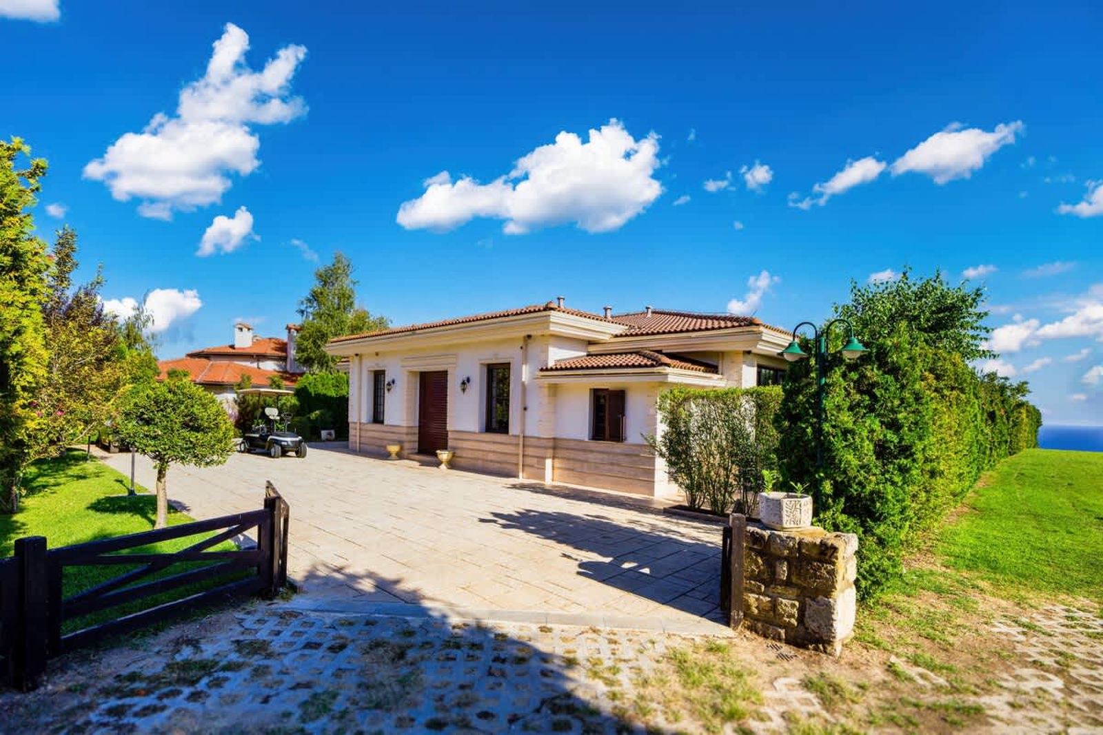 Luxury Villa with Pool- 4 Bedrooms in BlackSeaRama - Photo 30