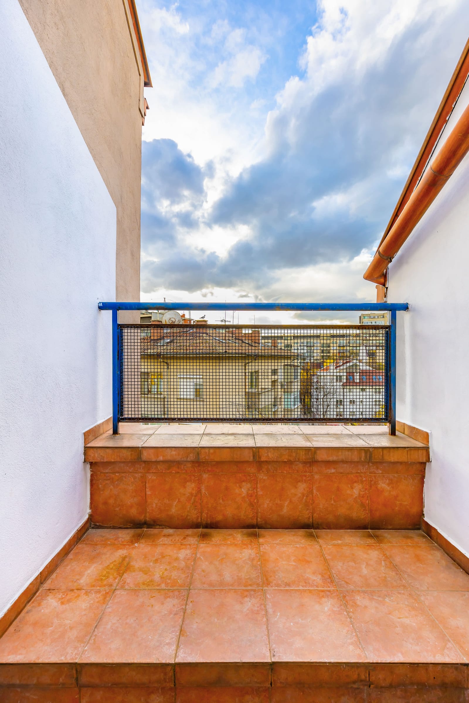 Top-Floor Flat with Balcony - Photo 13