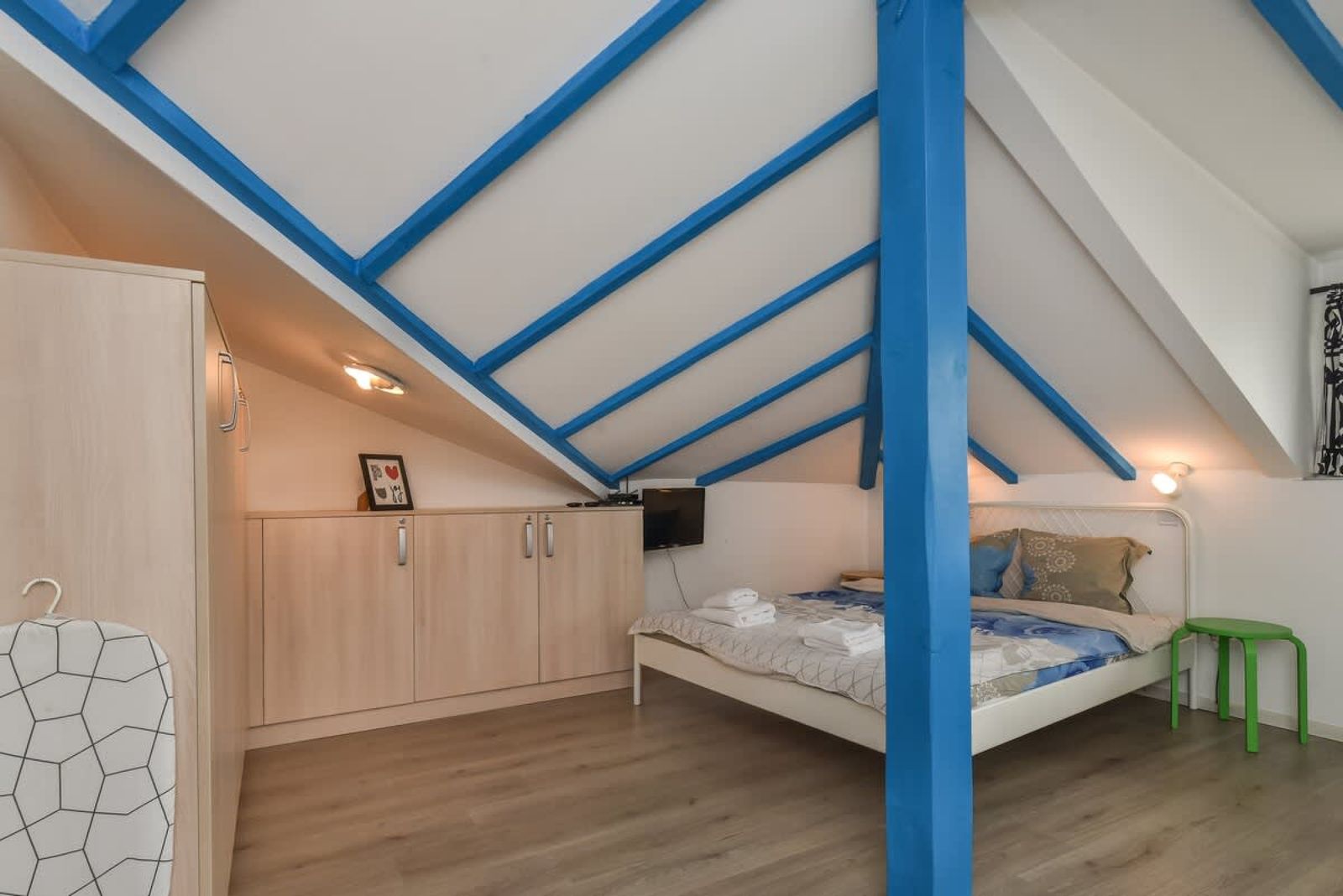 The Ivy House - A Cozy Attic near the City Center - Photo 9