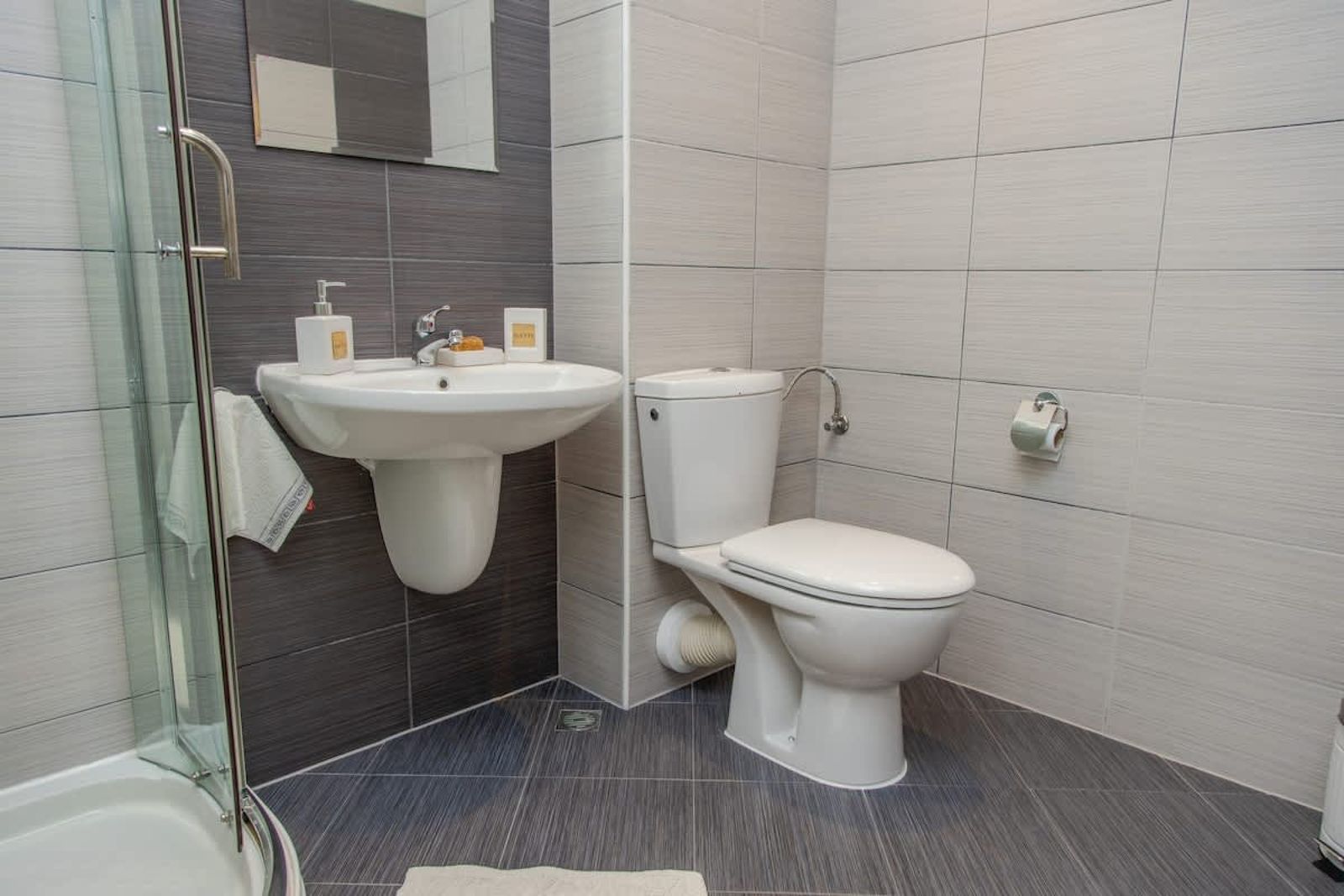 Lovely 3BD flat with Parking and Sea View - Photo 34