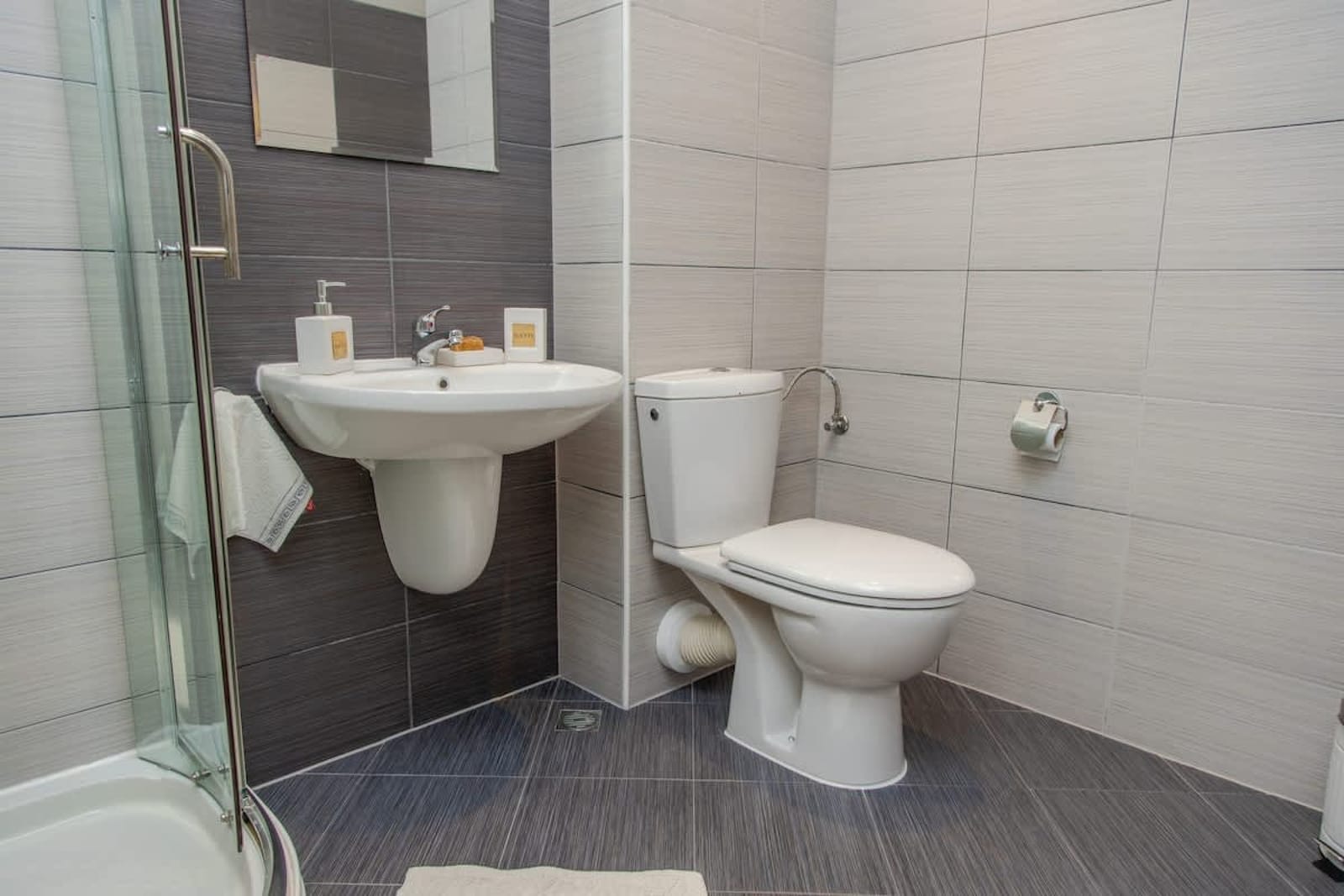 Lovely 3BD flat with Parking and Sea View - Photo 34