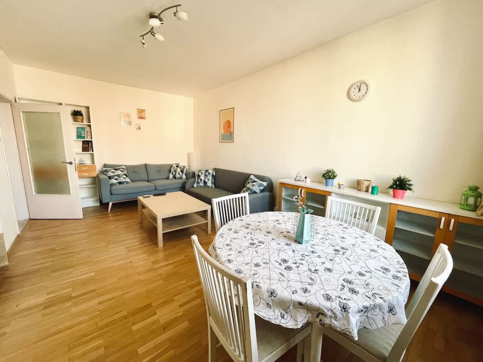 2-BDR Flat Near the Mall, Spacious &amp; Cozy - Photo 9