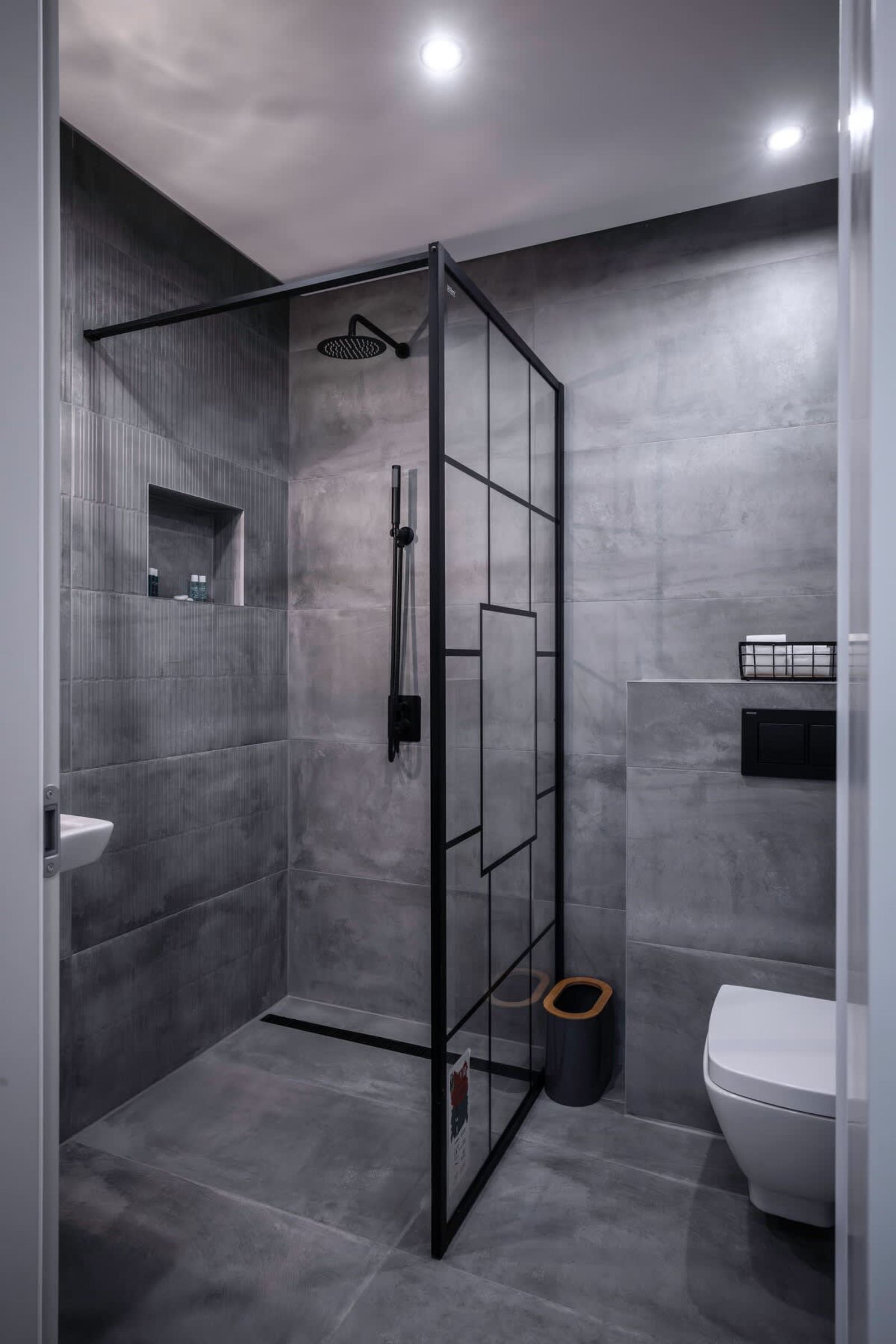 Brick Haven: Contemporary Urban Living Redefined - Photo 4