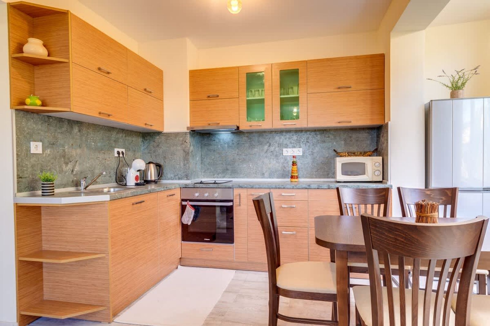 Bright retreat with Balcony &amp; Mountain Views - Photo 2