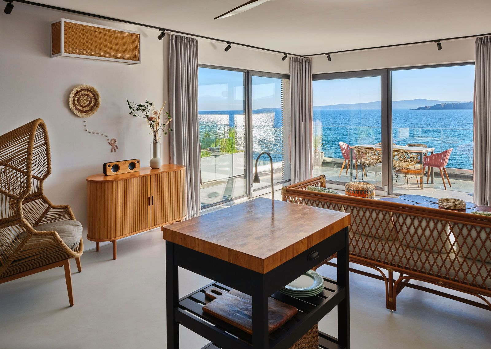 Loft-Style Studio Apartment on the Beach - Photo 31