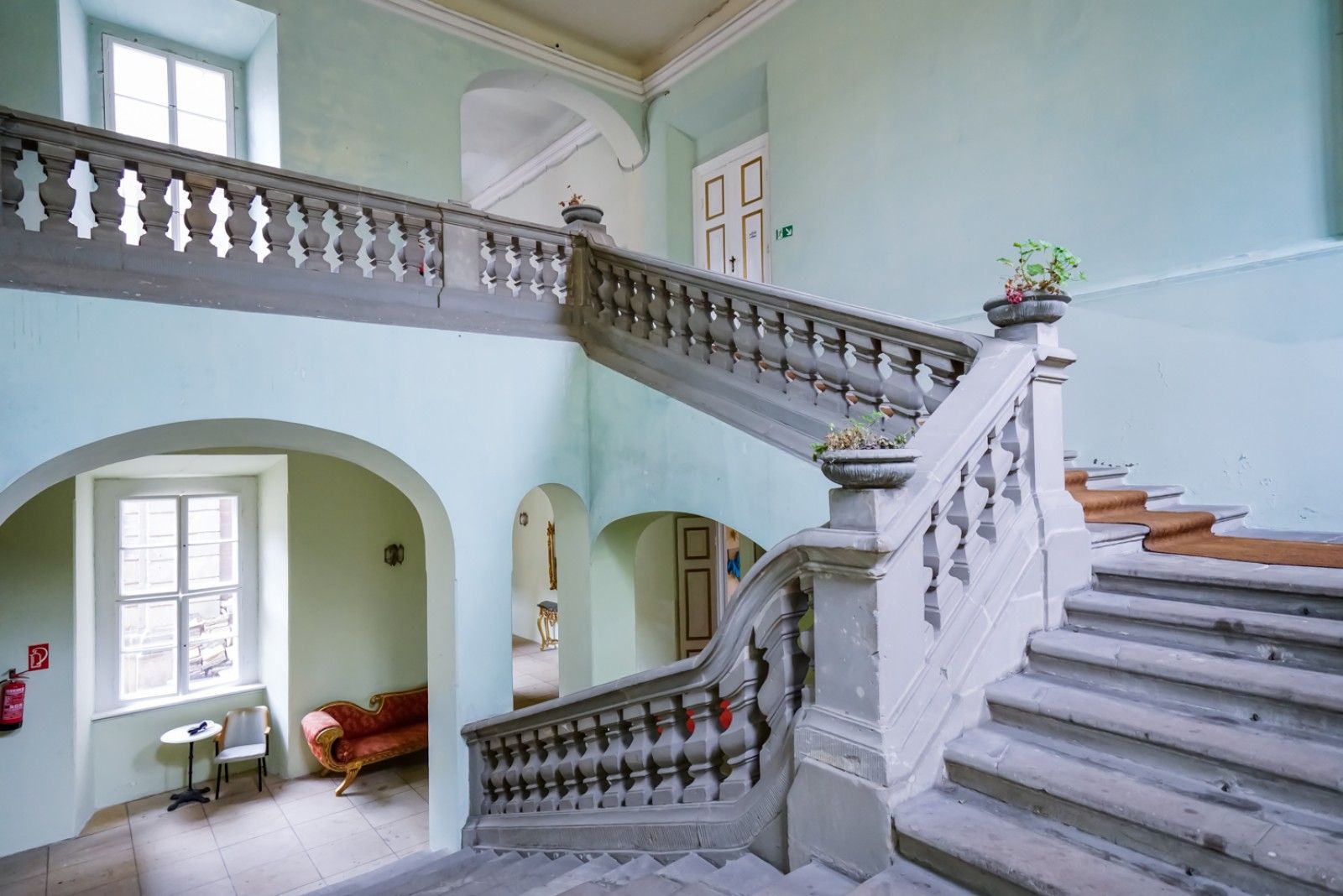 Castle of Burgscheidungen is a baroque secular building_18