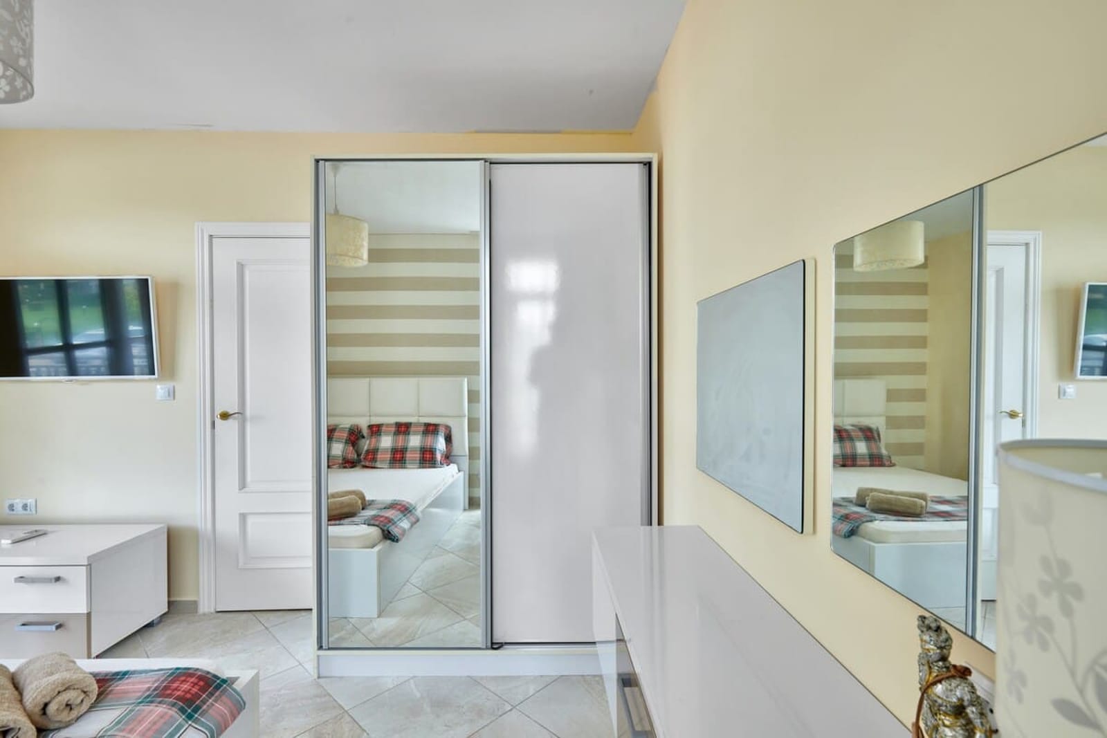 2BD Flat with Balcony in Flores Garden Complex - Photo 8