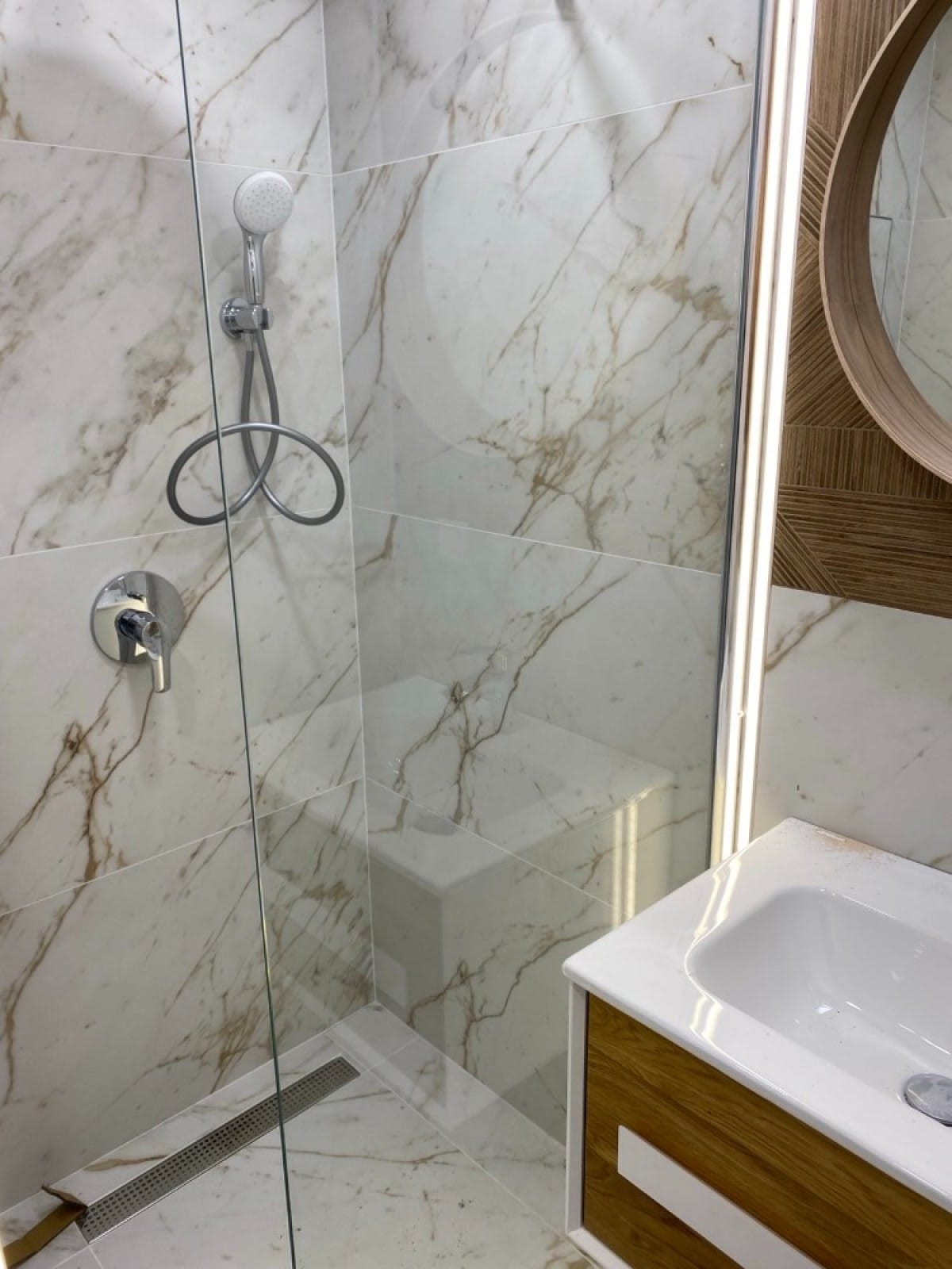 Filming Location Available – Two Modern Apartments with Stunning Mountain Views - Photo 16