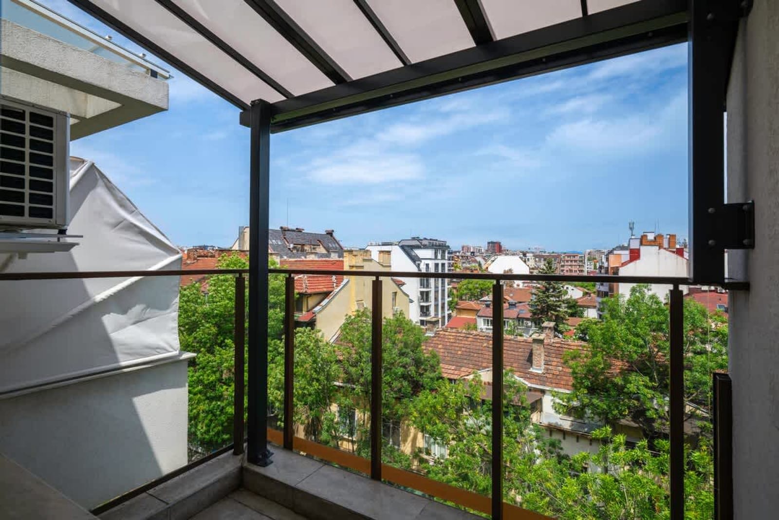 Feel at Home - Central 2BD Flat with Parking - Photo 14