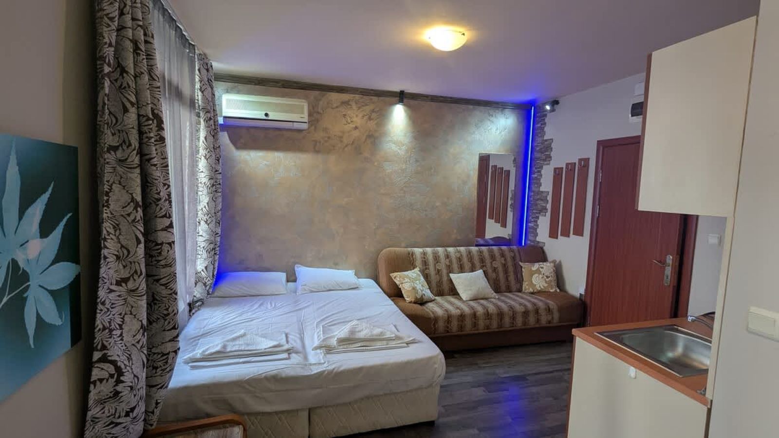 Compact studio with indoor pool near Cacao Beach - Cover Photo