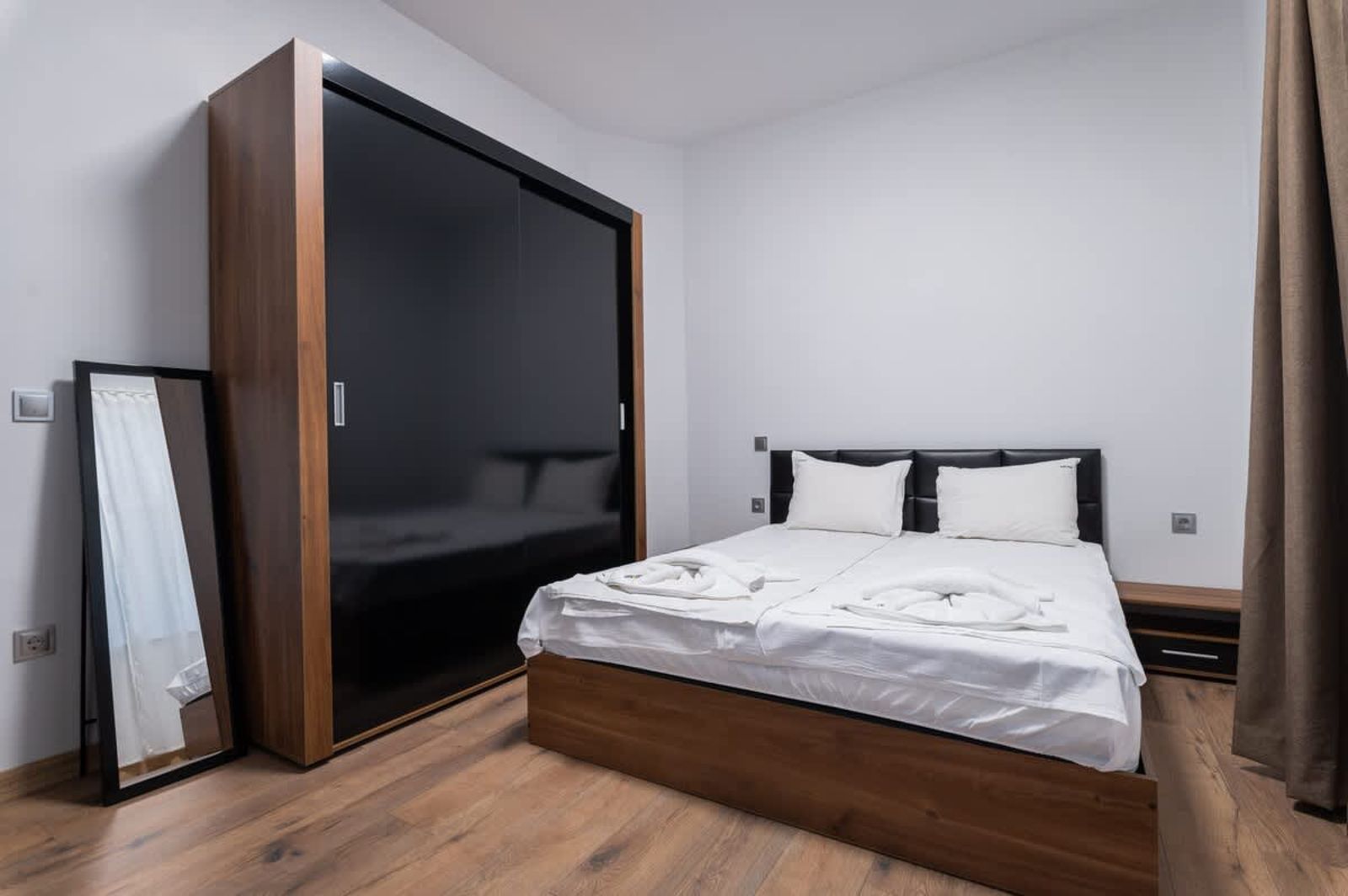 Modern 2BD/2BA Designer Apartment - Prime Location - Photo 4