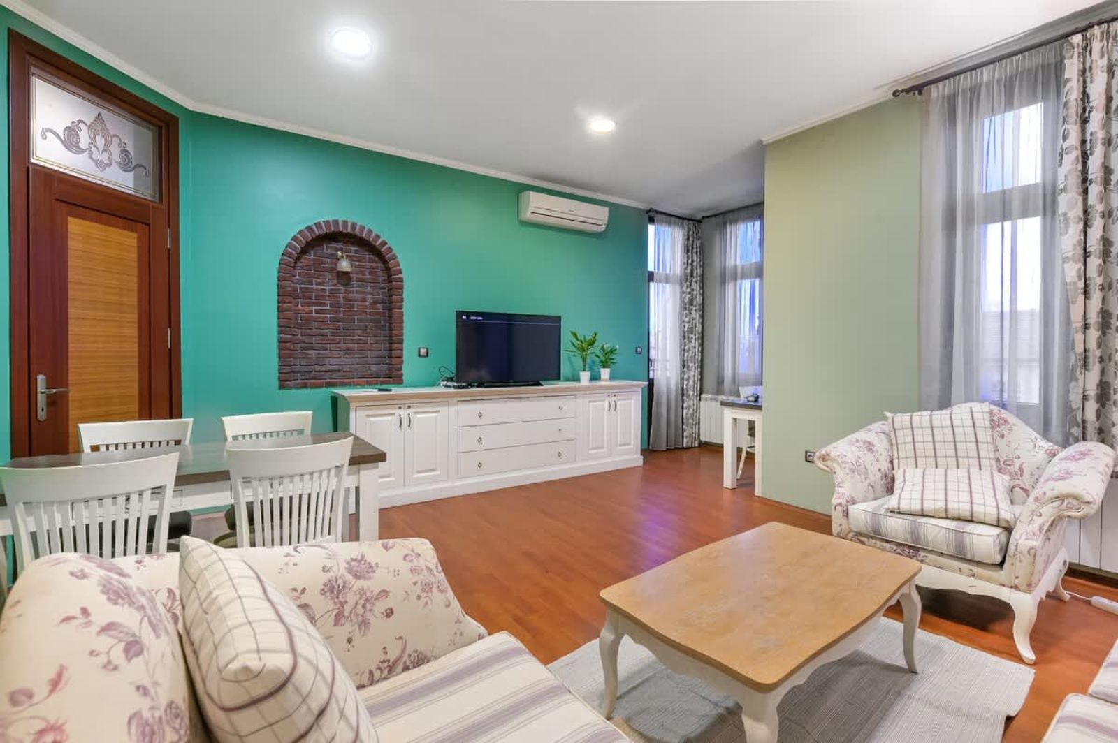 Colorful &amp; Elegant 2BD Flat – Premium Central Stay - Photo 10