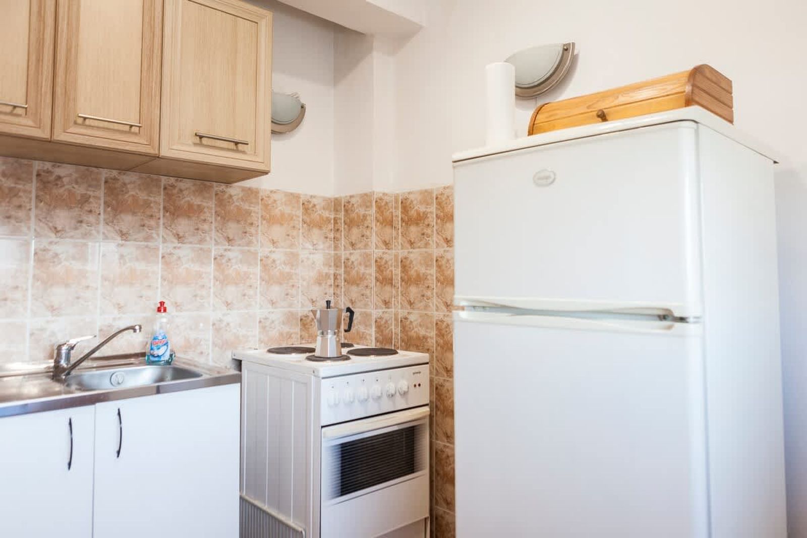 Tony's Sunny Rooftop Studio - Photo 10