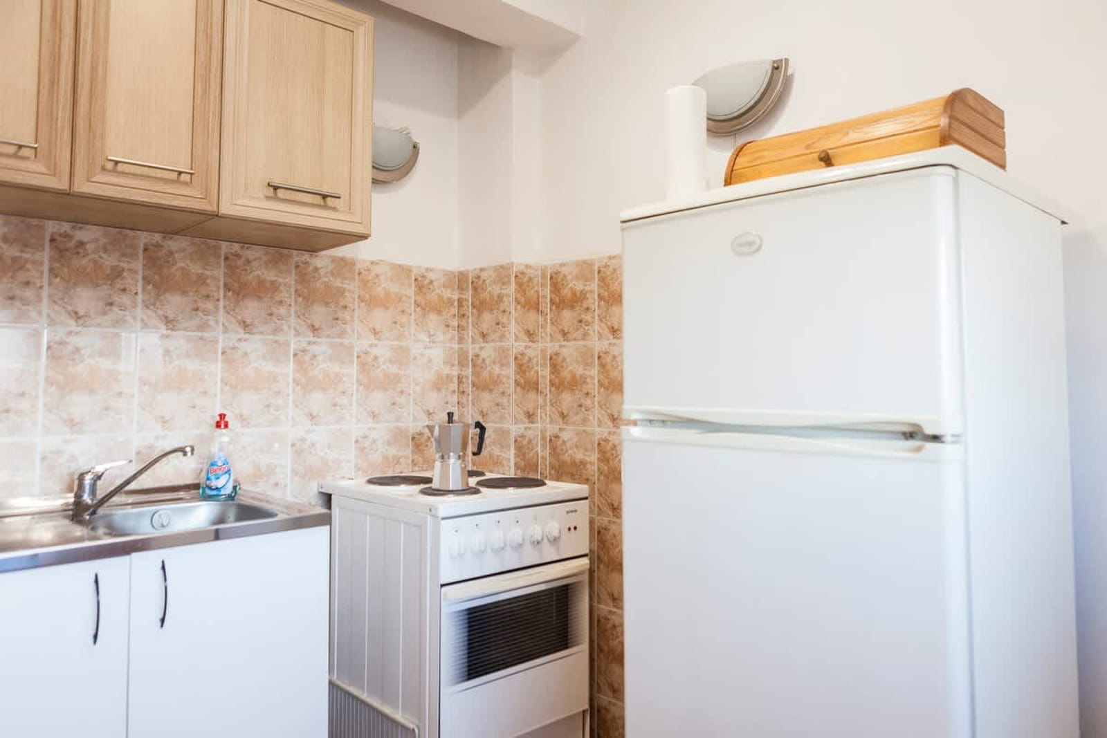 Tony's Sunny Rooftop Studio - Photo 10