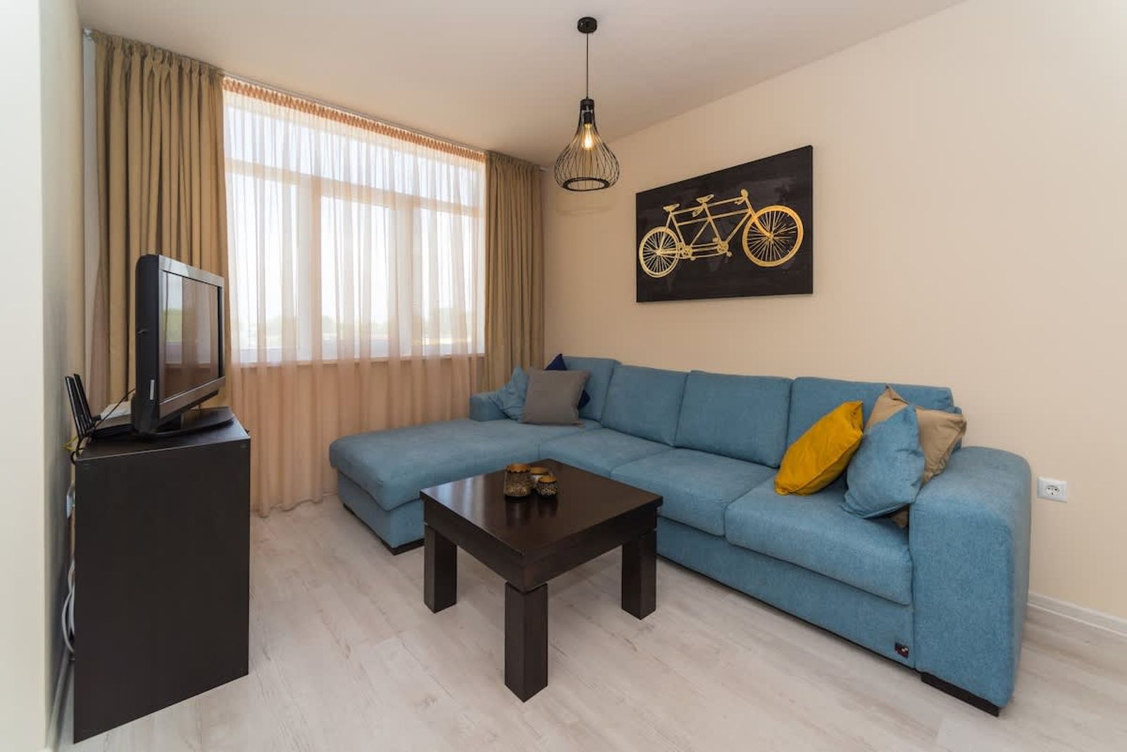 Alma Apartment - Stylish 1BD Flat with Balcony - Cover Photo