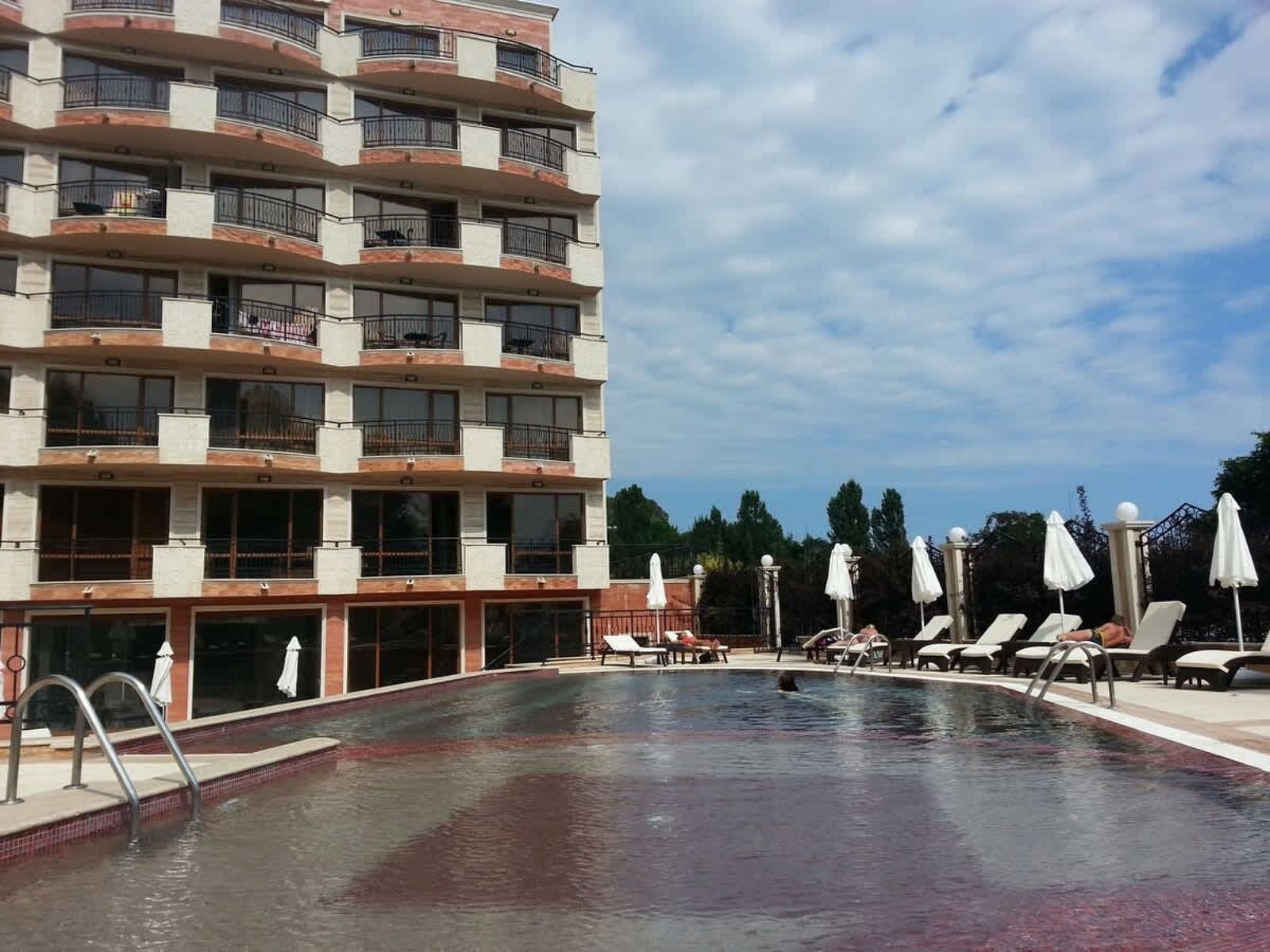 River Park Superior Studio with pool view - Photo 17