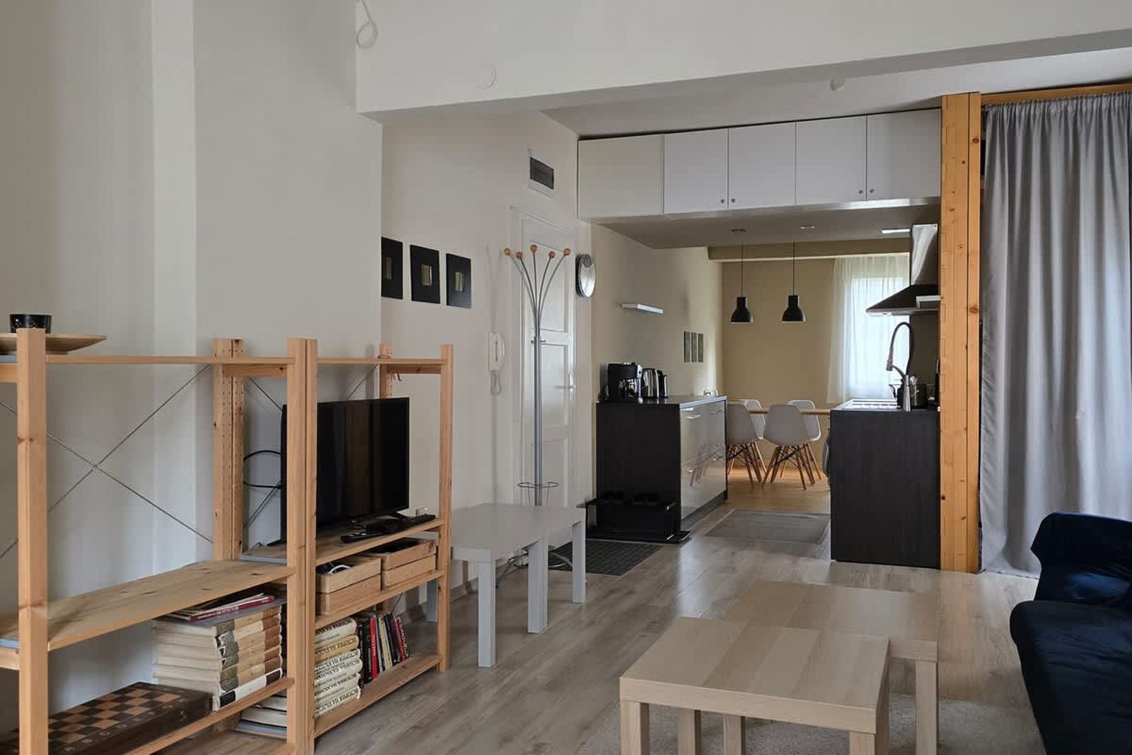 Red Door Apartment - Photo 5