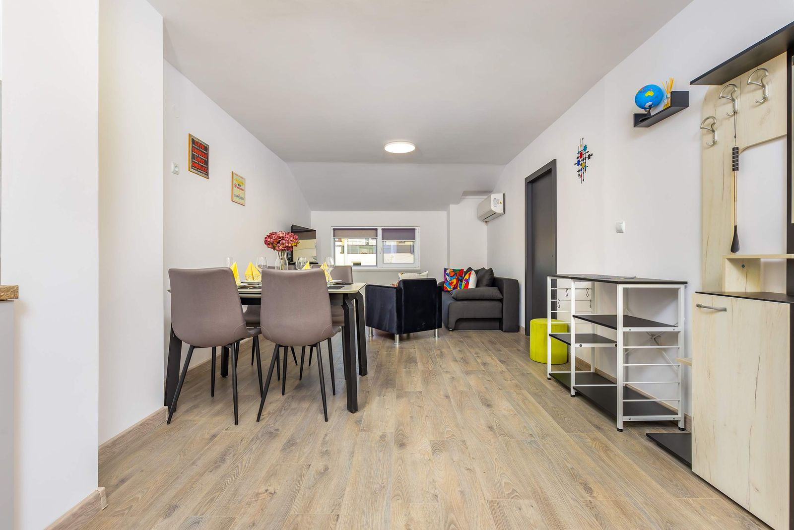 Top-Floor Flat with Balcony - Photo 10