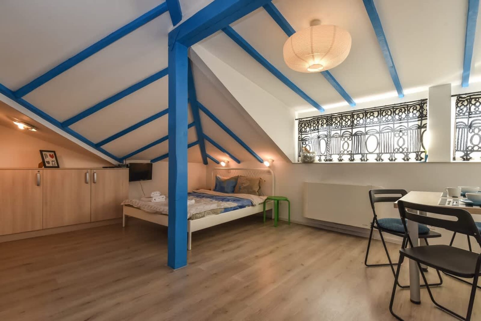 The Ivy House - A Cozy Attic near the City Center - Photo 13