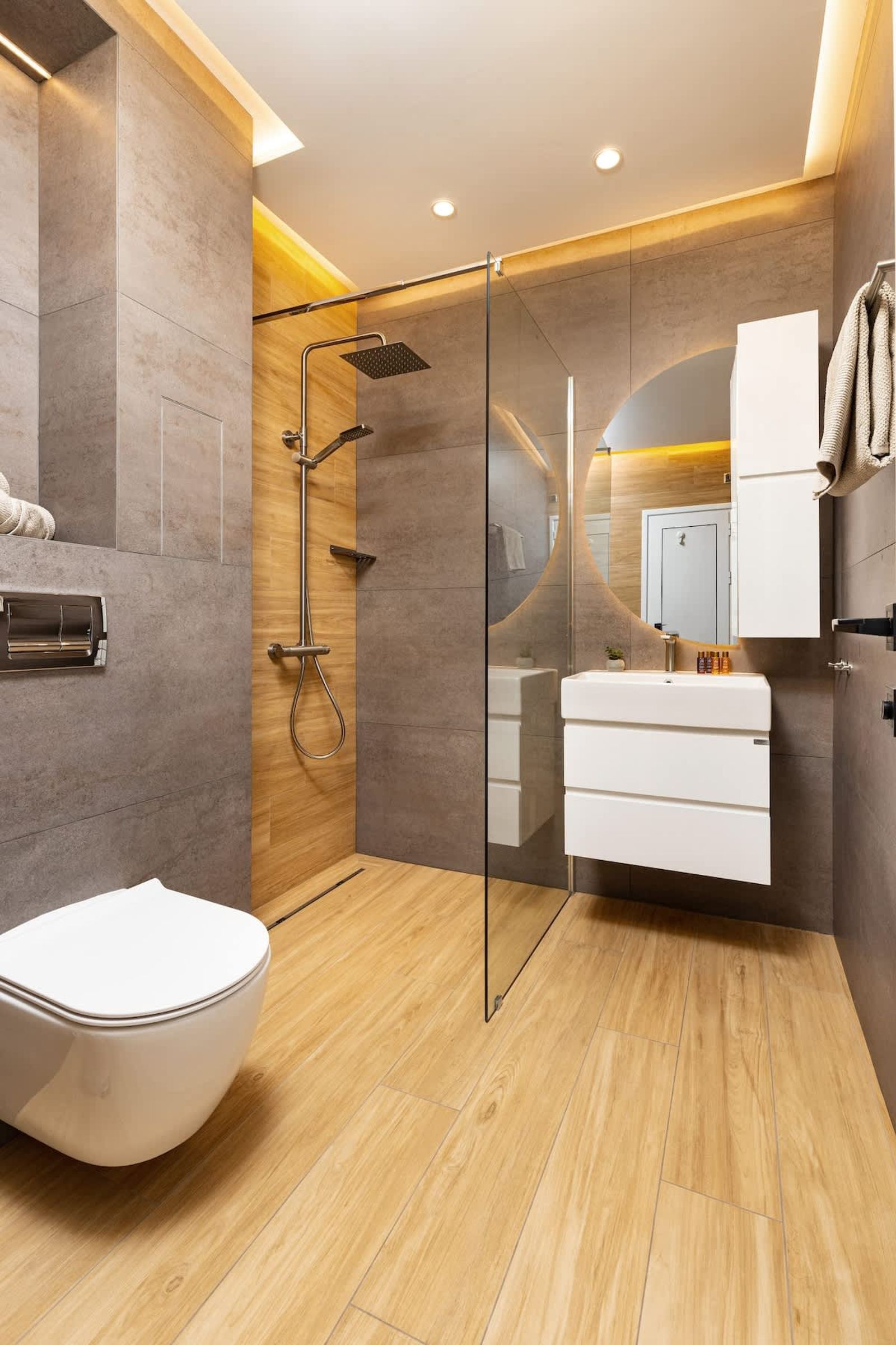 Platinum Designer Flat with Balcony &amp; Parking - Photo 8