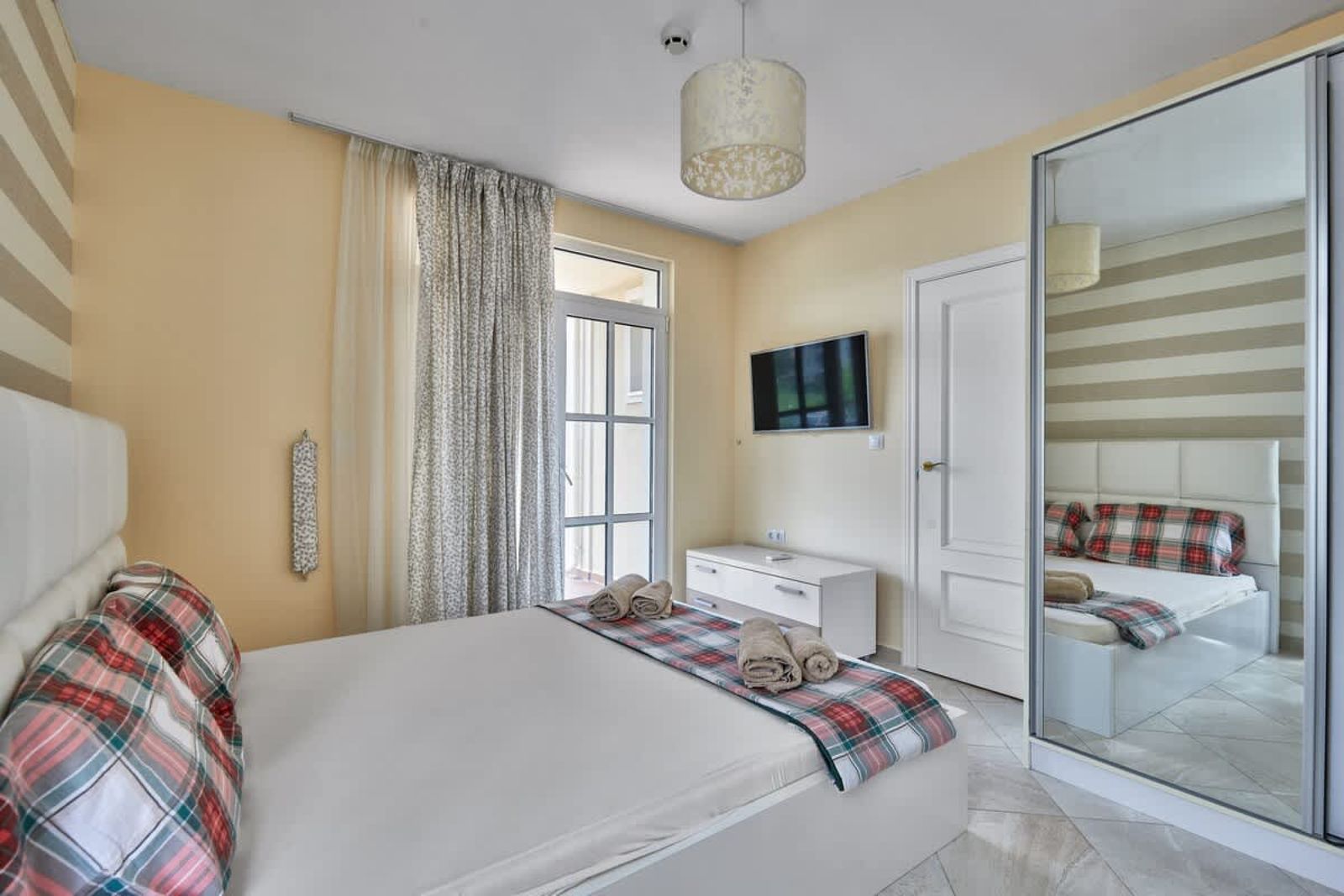 2BD Flat with Balcony in Flores Garden Complex - Photo 9