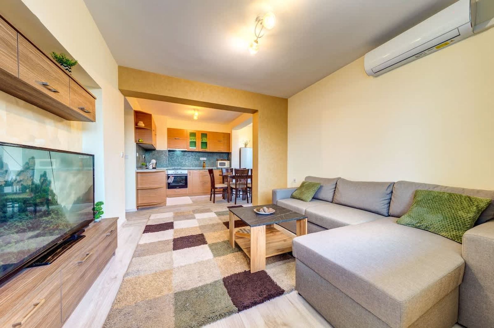 Bright retreat with Balcony &amp; Mountain Views - Photo 6