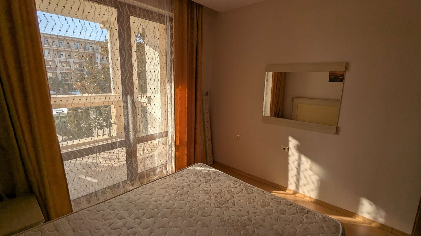 Bright and Spacious Beachfront Apartment with Sea View - Photo 9