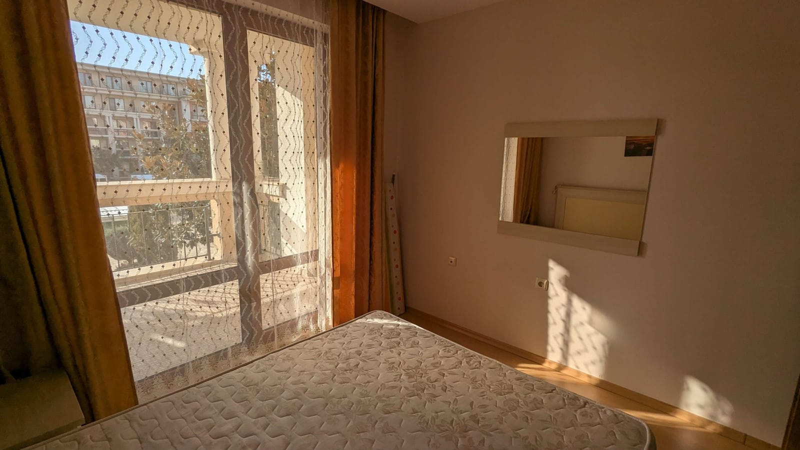 Bright and Spacious Beachfront Apartment with Sea View - Photo 9