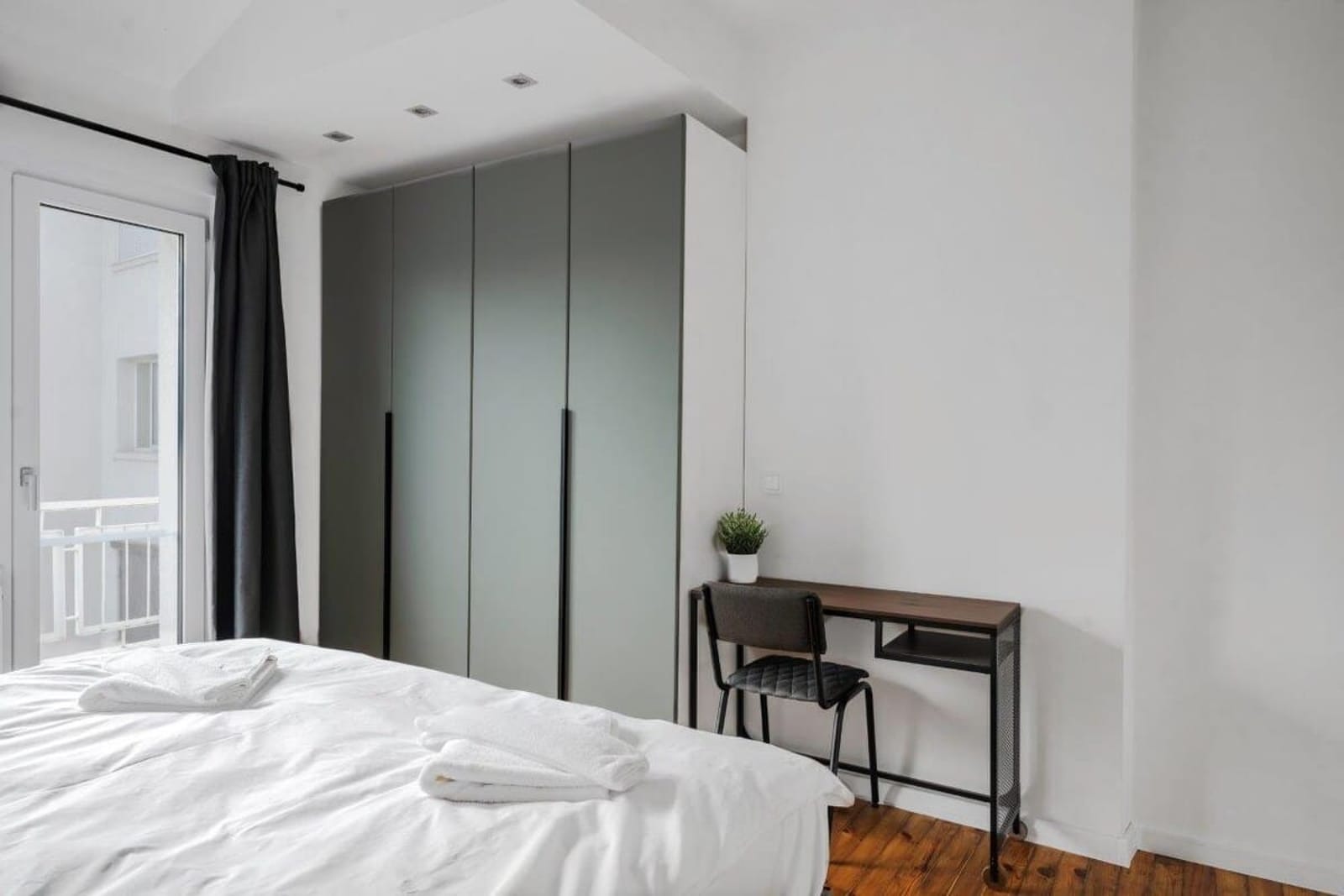 Luminous Central Retreat Spacious 2BD Apartment - Photo 34