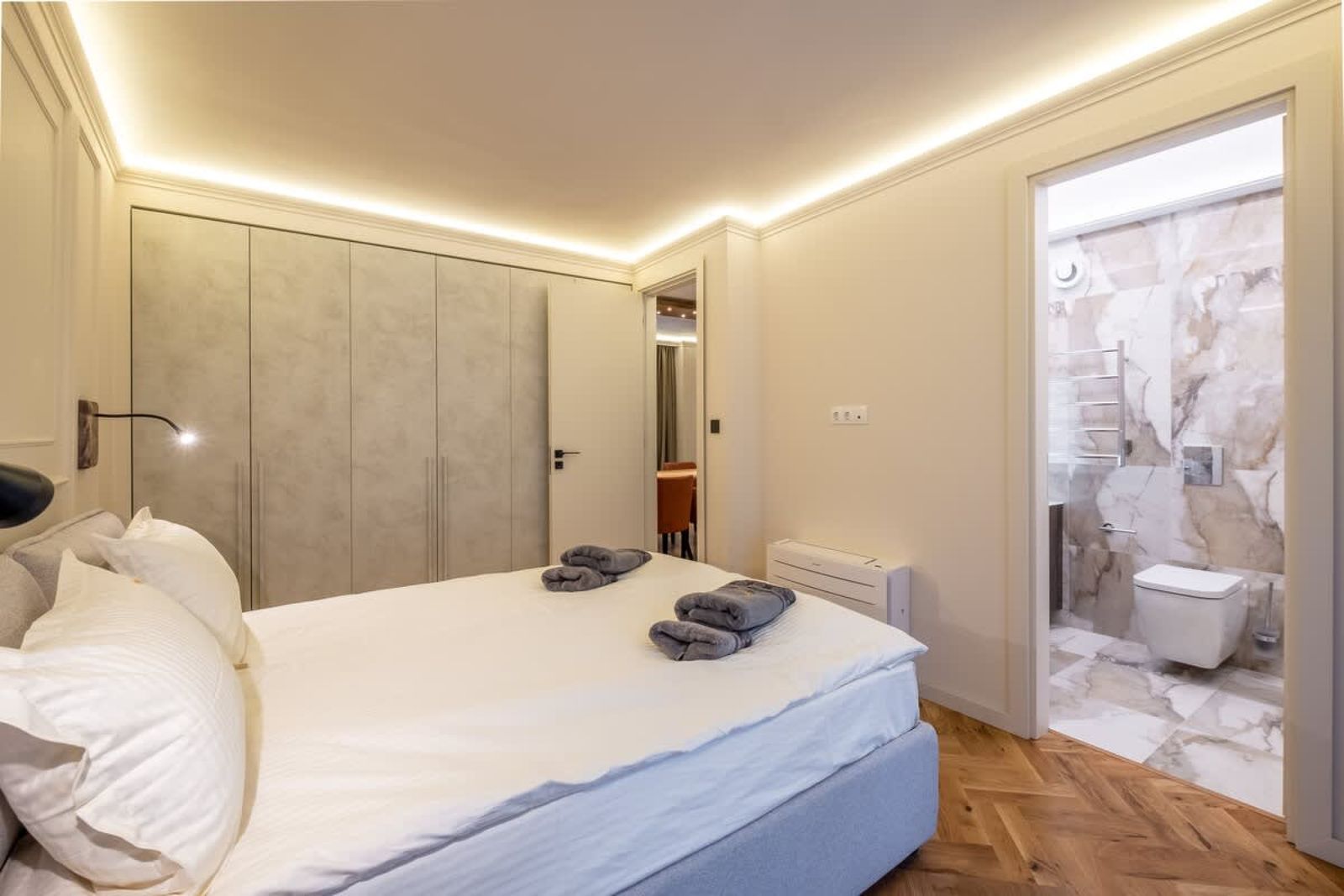 SOFapart Boutique Apt with 3 BDR + 2 BTH &amp; Parking - Photo 18