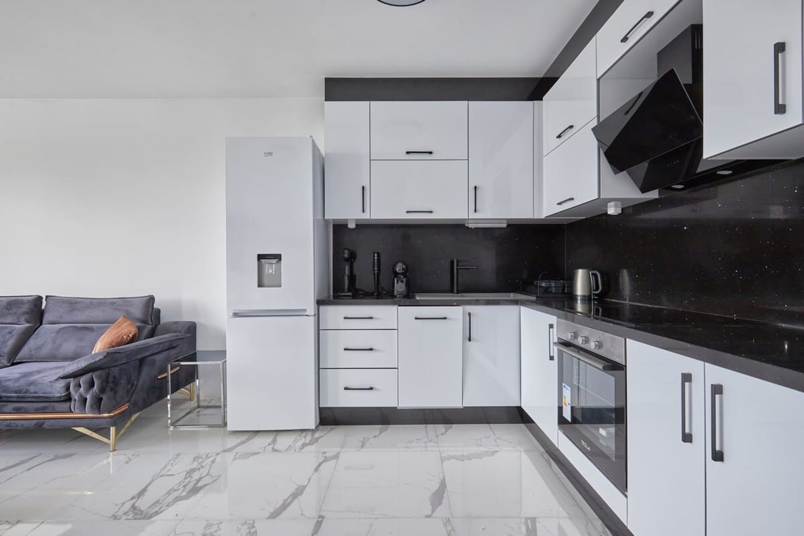 Sunny Seaside Retreat: 2BD Apartment in Nesebar - Photo 4