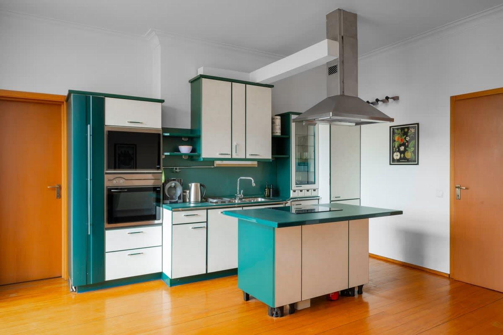 Charming 2BD Apartment in the Heart of the City - Photo 2