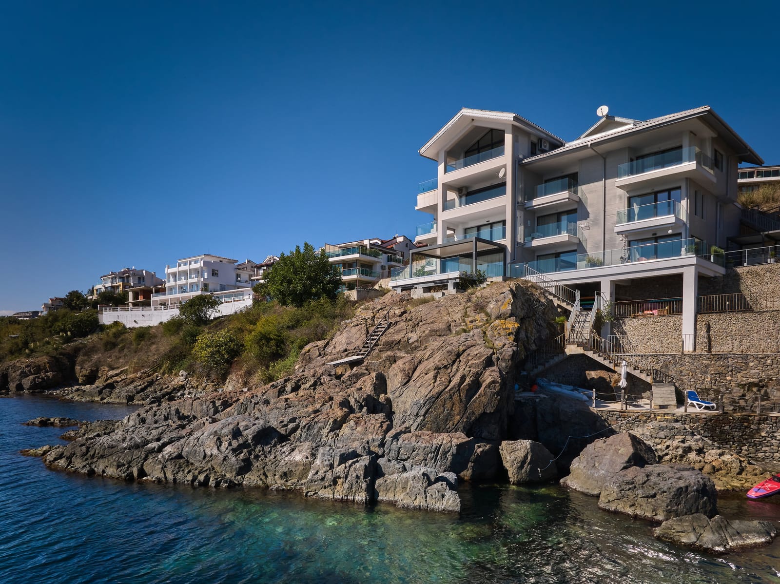 Loft-Style Studio Apartment on the Beach - Photo 8