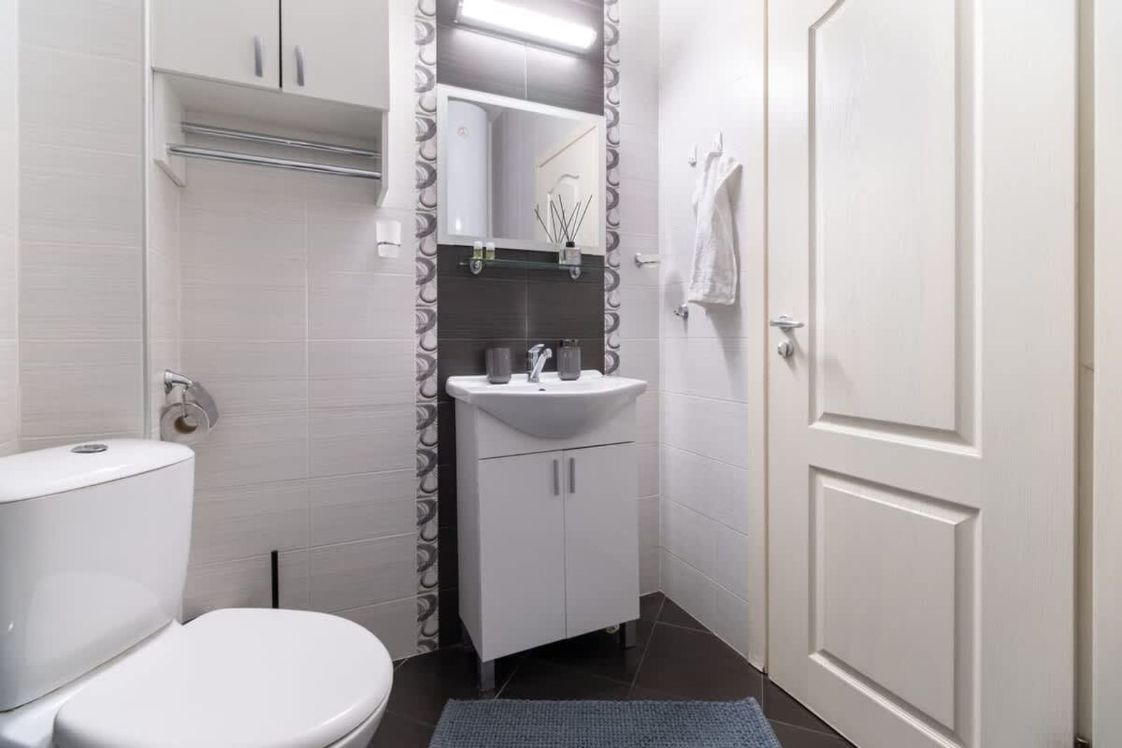 Comfortable 2BR Urban Getaway in City Center - Photo 59